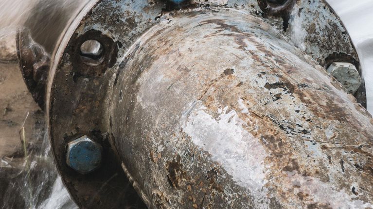 Large pipe bursting with water